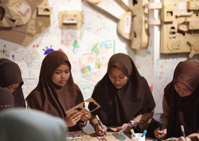 School visit activities in Kotak Utak-Atik/The Tinkering Box.